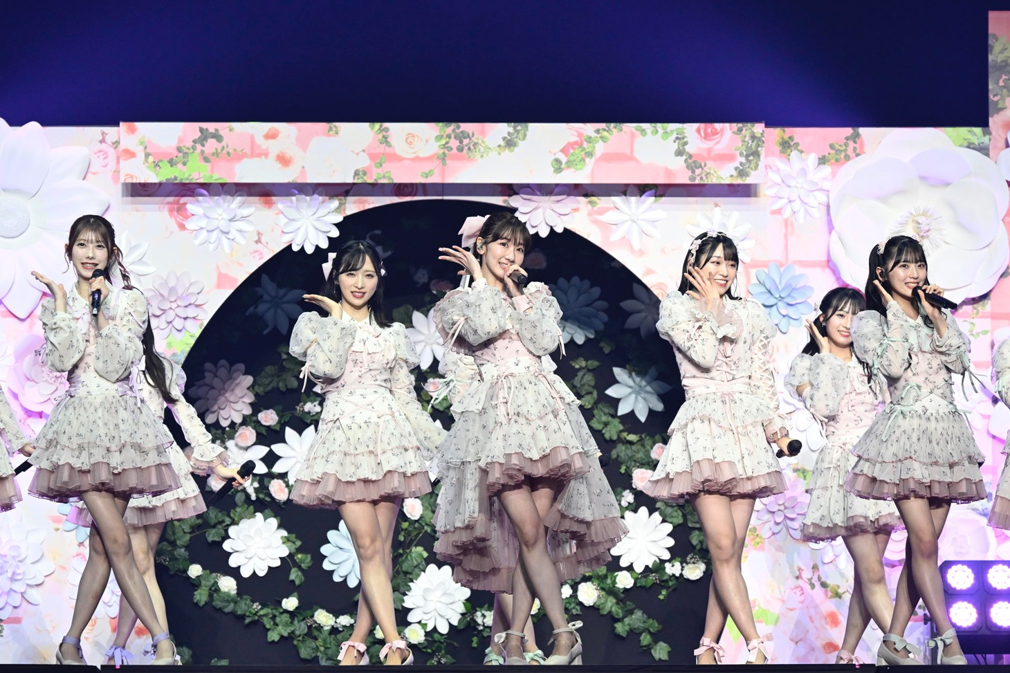 「カラコンウインク」のパフォーマンスの様子。(c)AKB48