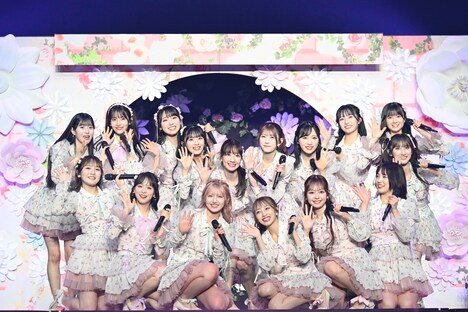 「カラコンウインク」を歌うAKB48。(c)AKB48