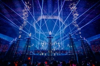 チャリティソング「Be on Your side」を歌唱するTOBEアーティストたち。(c)TOBE Co.,Ltd.