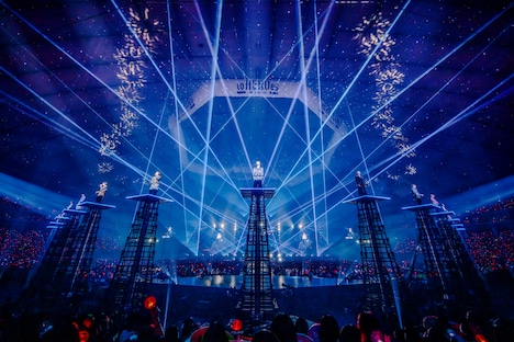 チャリティソング「Be on Your side」を歌唱するTOBEアーティストたち。(c)TOBE Co.,Ltd.