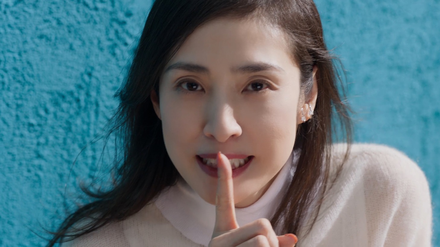 キリンビールCM「新ビール 名前はナイショ 天海さん 15秒」編より。