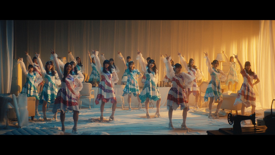 乃木坂46「チャンスは平等」ミュージックビデオより。