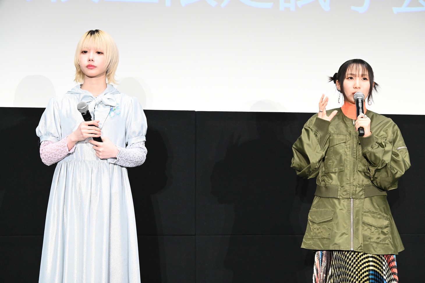 左からあの、幾田りら。