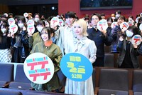 左から幾田りら、あの。