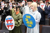 左から幾田りら、あの。