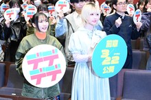 左から幾田りら、あの。