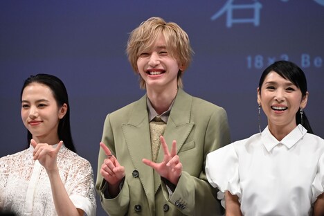 ポーズが間違っているのではないかと観客にざわつかれた道枝駿佑（なにわ男子 / 中央）。「合ってるよ！」と口パクで反論し笑顔。