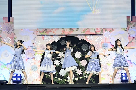 「ギンガムチェック」をパフォーマンスするAKB48の第19期生。(c)AKB
