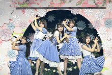 「ギンガムチェック」をパフォーマンスするAKB48の第19期生。(c)AKB