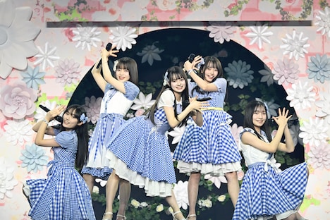 「ギンガムチェック」をパフォーマンスするAKB48の第19期生。(c)AKB