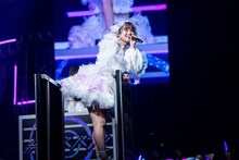 トロッコでアリーナを回る近藤沙瑛子。