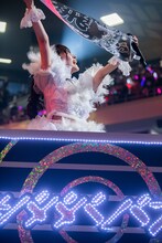 トロッコでアリーナを回る小鳥遊るい。