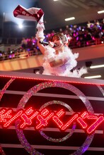 トロッコでアリーナを回る岸みゆ。