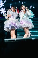 岸みゆ（左）と宇咲（右）。