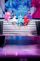 ドレス姿で階段を降りる#ババババンビ。