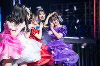 涙ぐむ近藤沙瑛子（右端）。