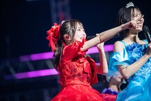 元メンバーの池田メルダと吉沢朱音を指差す岸みゆ。