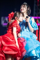 #ババババンビ日本武道館公演「馬鹿騒ぎ天下統一'24」より。メンバー岸みゆ（左）と抱き合う水湊みお（右）。