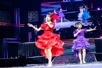 泣きながら花道を歩く岸みゆ（左）と近藤沙瑛子（右）。