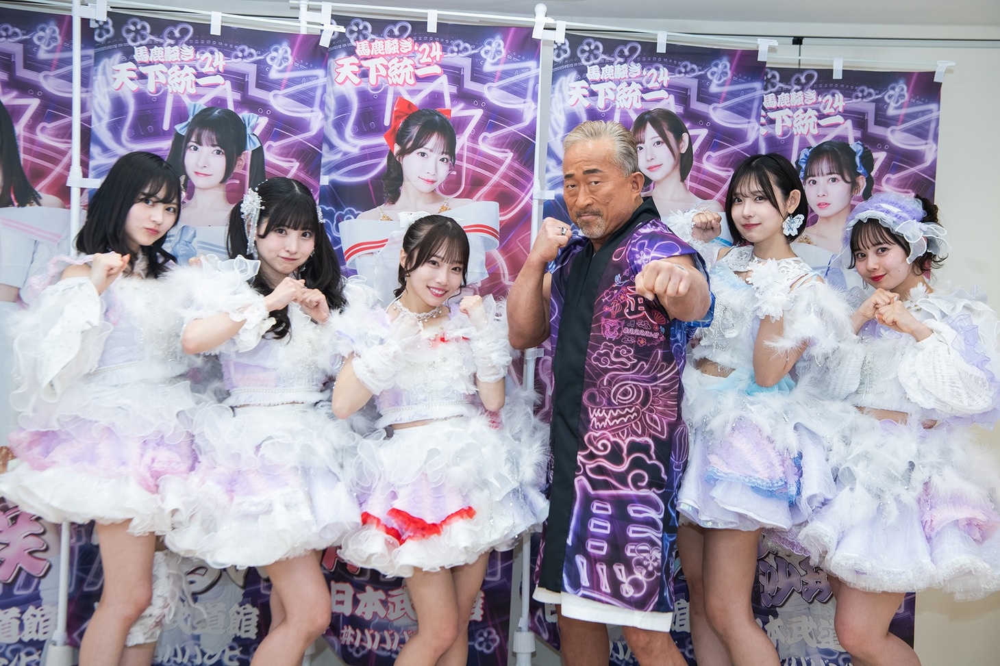 開演前、#ババババンビとともに気合いを入れる角田信朗（右から3番目）。
