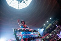 トロッコでアリーナを回る水湊みお。