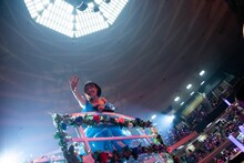 トロッコでアリーナを回る水湊みお。