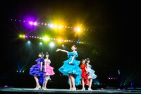 「#ババババンビ 武道館ワンマンライブ『馬鹿騒ぎ天下統一'24』」の様子。中央が水湊みお。