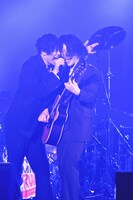 アンコールで「Adventure」を歌う川上洋平（左）と、ギターを弾く磯部寛之。（撮影：河本悠貴）