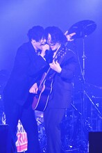 アンコールで「Adventure」を歌う川上洋平（左）と、ギターを弾く磯部寛之。（撮影：河本悠貴）