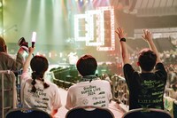 ライブを楽しむMC陣。