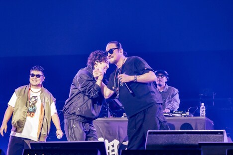 手を交わすRIKU（THE RAMPAGE）と若旦那（湘南乃風）。