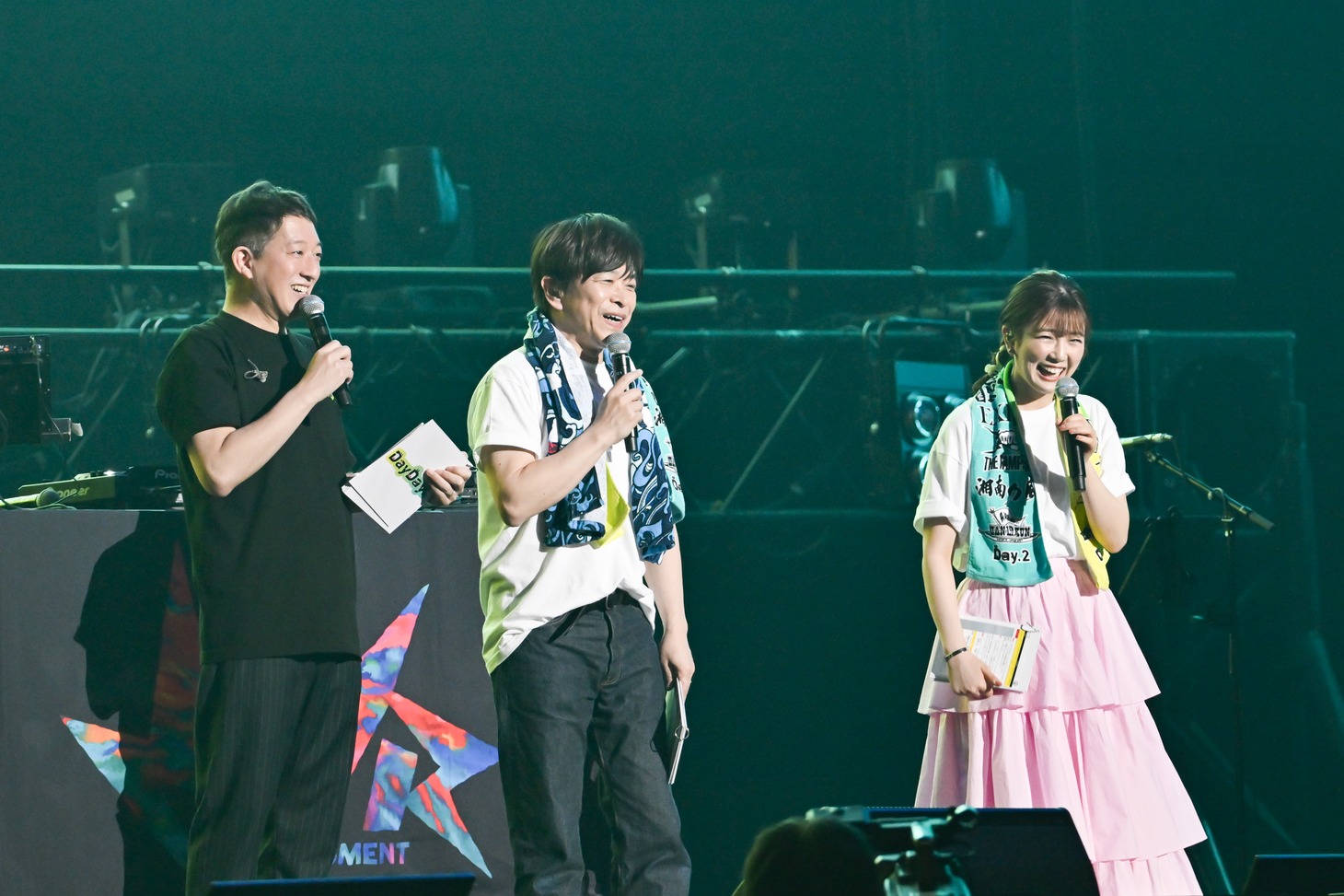 左から高橋茂雄（サバンナ）、武田真一、黒田みゆ。