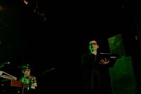 「BLUE NAKED BLUE」の曲中に現れたくるりのマネージャー。（撮影：三田村亮）