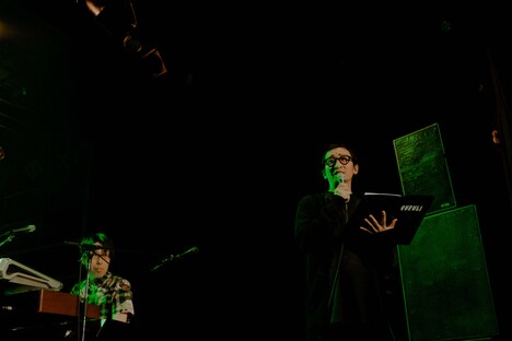 「BLUE NAKED BLUE」の曲中に現れたくるりのマネージャー。（撮影：三田村亮）