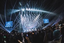 Perfumeのパフォーマンス中の会場。