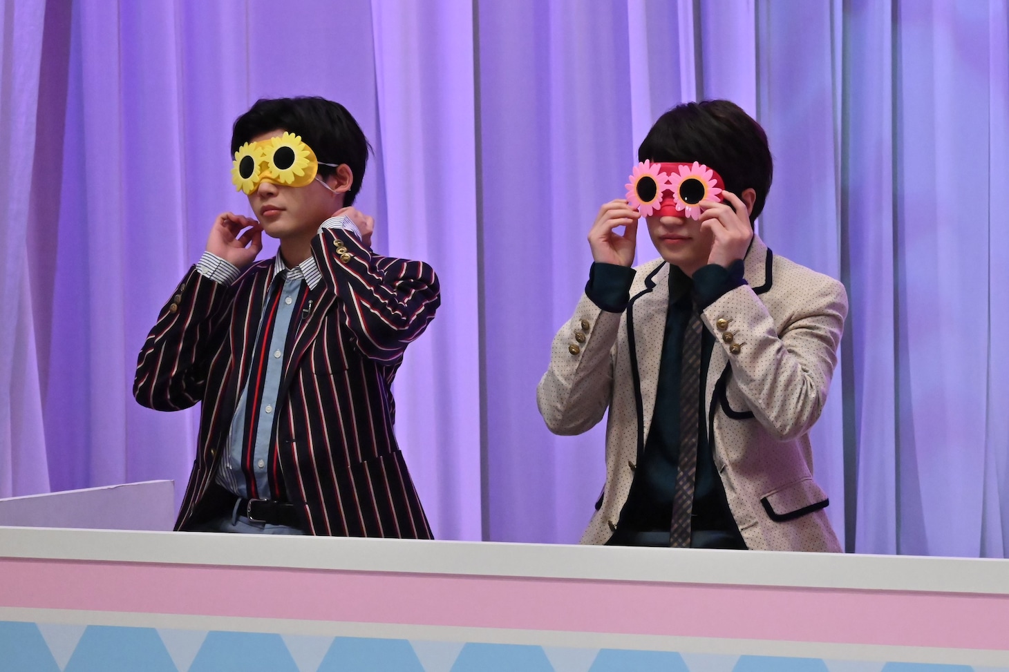 「お花の香り」チェックに挑戦する西畑大吾と長尾謙杜。 (c)ABCテレビ