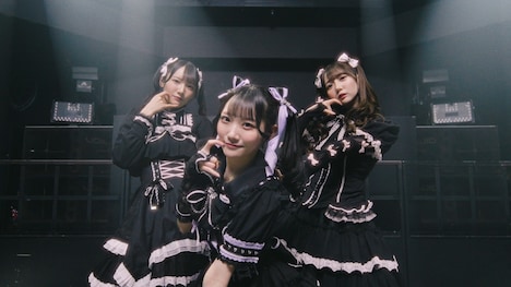 ≠ME「デート前夜レクイエム」ミュージックビデオより。(c)YOANI/KING RECORDS