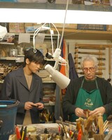 革製品職人のもとを訪れた目黒蓮。(c)日本テレビ