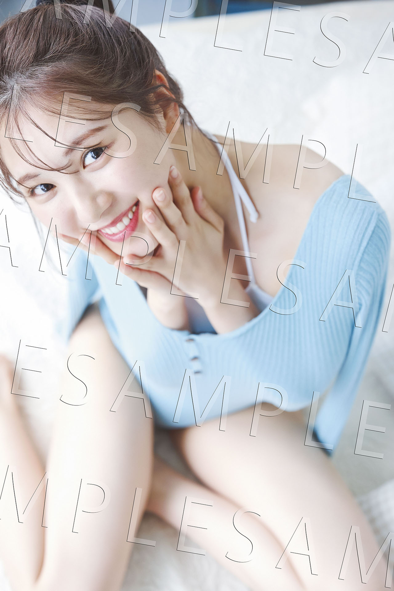 菅原茉椰（SKE48）1st写真集「シャッターチャンス」特典ポストカード。（撮影：藤原宏）
