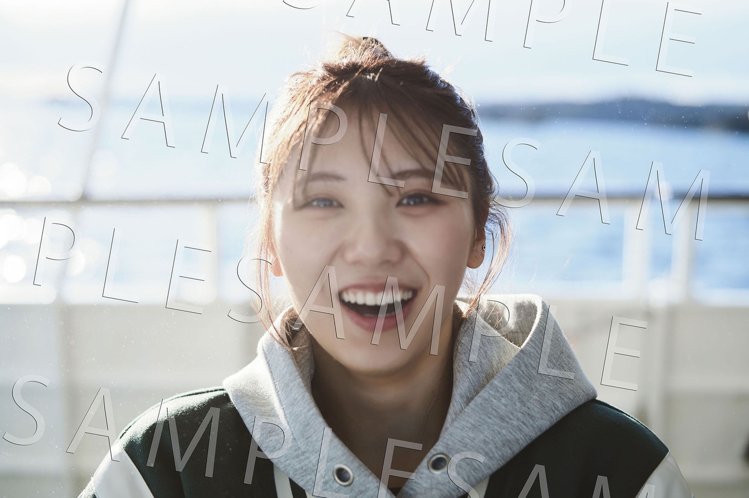 菅原茉椰（SKE48）1st写真集「シャッターチャンス」特典ポストカード。（撮影：藤原宏）