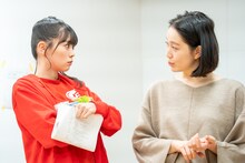 稽古中の坂井仁香（左）。