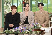 「徹子の部屋」に登場した與那城奨、佐藤景瑚、河野純喜。(c)テレビ朝日