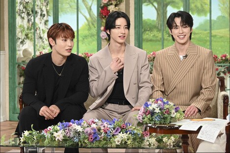 「徹子の部屋」に登場した與那城奨、佐藤景瑚、河野純喜。(c)テレビ朝日