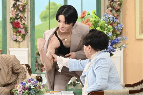 佐藤景瑚の筋肉を触る黒柳徹子。(c)テレビ朝日