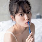ランジェリー姿の山下美月、歯を磨く