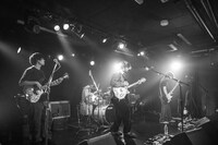 グソクムズのライブの様子。（撮影：小財美香子）