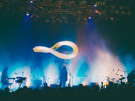 「ROTH BART BARON『8』TOUR 2023-2024」ファイナル公演の様子。（Photo by Daiki Miura）