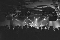 グソクムズのライブの様子。（撮影：小財美香子）