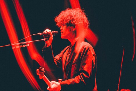 菅原卓郎(Vo, G)(撮影:西槇太一)