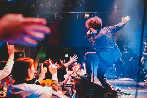 BOOWY「B・BLUE」を歌う菅原卓郎(Vo, G)。(撮影:西槇太一)